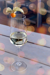 prosecco mit physalis und bokeh
