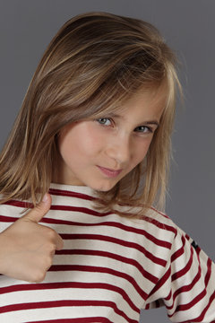 portrait fillette blonde 9 ans