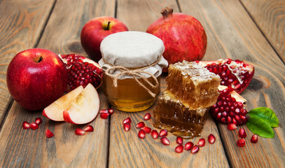 Honey with pomegranate and apples