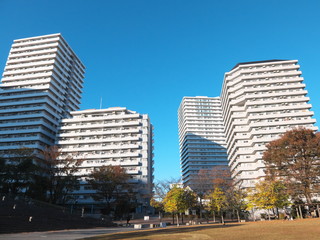 高層マンションと青空