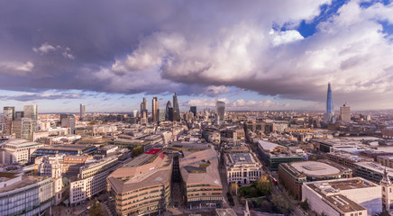 Fototapeta premium Panoramiczna panorama Londynu z dzielnicą Bank, w tym Stock Exchange Tower, Willis Building, Tower 42, Gherkin, Lloyd`s of London, Shard i Canary Wharf w tle