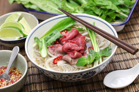 pho bo, vietnamese beef rice noodle soup, vietnamese food