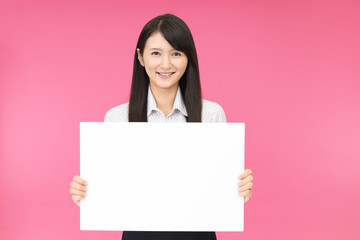 Naklejka premium ホワイトボードを持つ女性