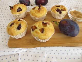 Kleine Teekuchen mit Pflaumen
