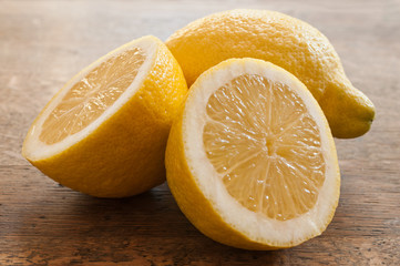 citron sur table en bois