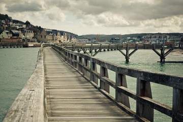 Obraz premium Walkway in the Port of Fecamp