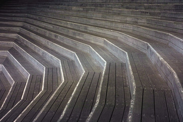 夜に撮影した木製の広い階段