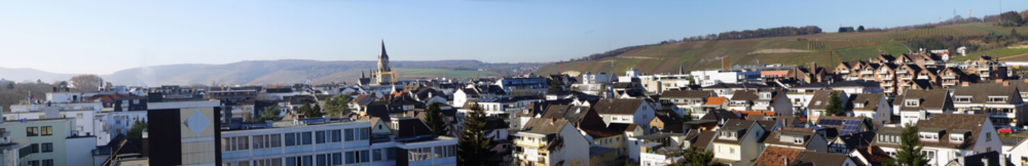 Fototapeta na wymiar Blick über Bad Neuenahr in das Ahrtal