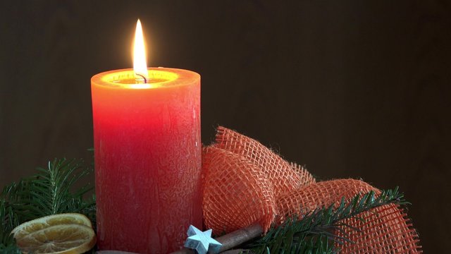Erster Advent, brennende Kerze