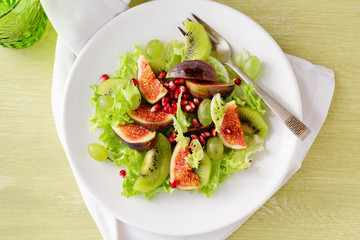 salad with figs and grapes