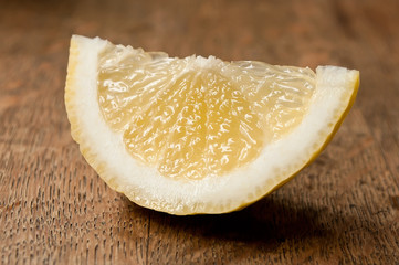 quartier de citron jaune sur table en bois