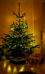 Weihnachtsbaum im Wohnzimmer