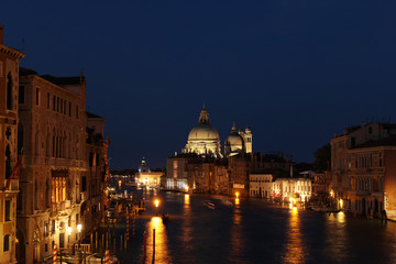 Fototapeta na wymiar Venice, Italy at night view at the bulidnigs, boats and lights
