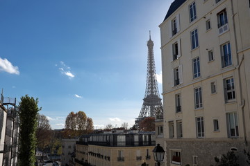 Fototapeta na wymiar Tour Eiffel et immeubles, ciel bleu