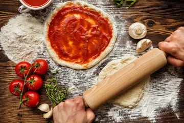 Zelfklevend Fotobehang Verse originele Italiaanse rauwe pizzabereiding © Jag_cz