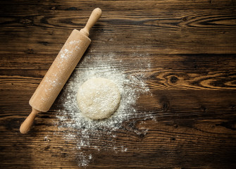 Pâte à levure sur table avec rouleau à pâtisserie