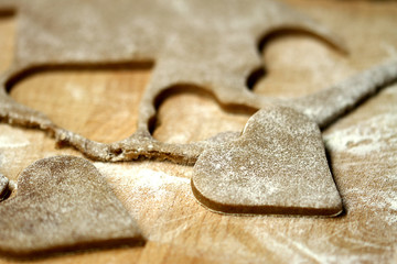 ausgestochenes Herz aus Lebkuchenteig