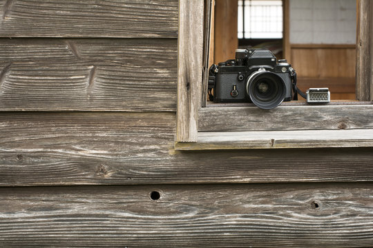 木造家屋とフィルムカメラと露出計