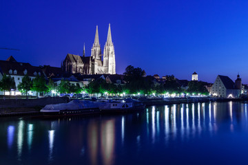 Fototapeta premium Regensburg bei Nacht, Donaus