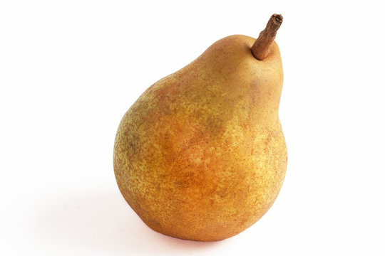 poire comice sur fond blanc 