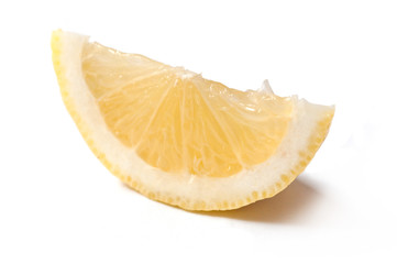 quartier de citron jaune sur fond blanc