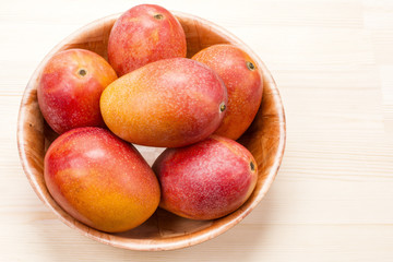 Fototapeta na wymiar 木の皿の上のマンゴーの実
