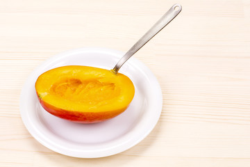 半分に切ったマンゴーの実