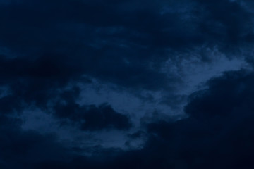 zwarte wolk op donkere nachtelijke hemelachtergrond