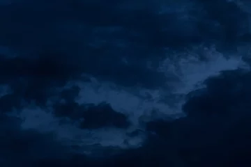 Photo sur Plexiglas Nuit nuage noir sur fond de ciel nocturne