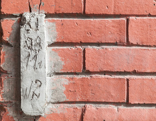 Block with installation date for observing cracks