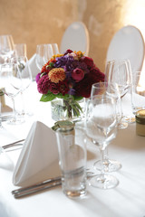 Tischdekoration, Festtafel bei einer Hochzeit