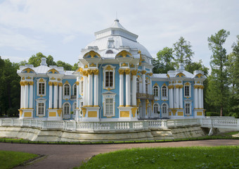 Павильон Эрмитаж в Екатерининском парке облачным днем. Царское Село, Россия © sikaraha