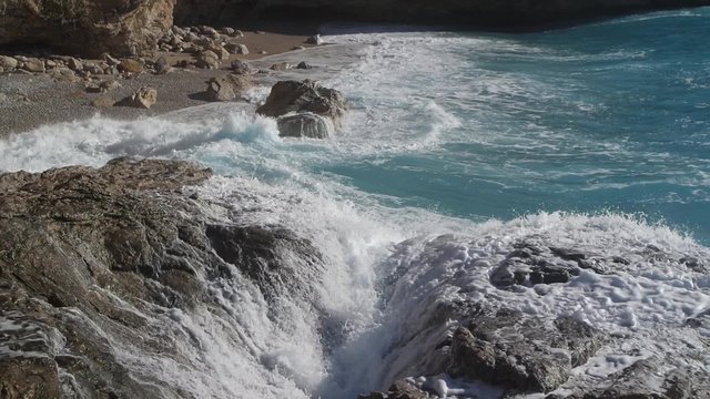 Deniz, Dalgalar ve Kayalıklar