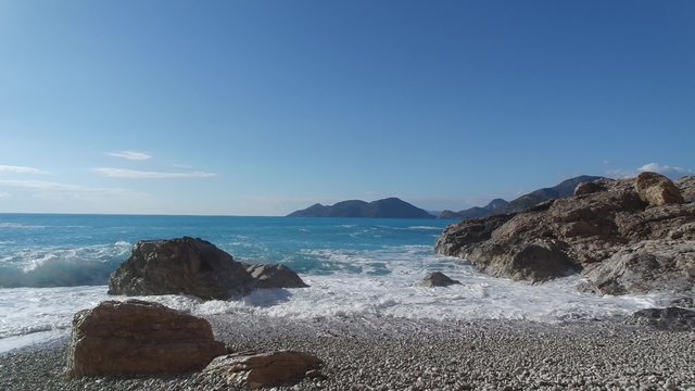 Deniz, Dalgalar ve Kayalıklar