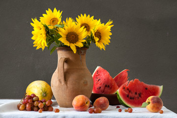 Букет подсолнухов в глиняном кувшине