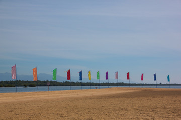 Fototapeta na wymiar Fahnen am Strand