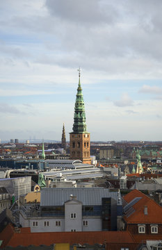 Вид на шпиль церкви святого Николая ноябрьским днем. Копенгаген, Дания