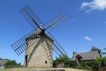 Fototapeta na wymiar Windmühle auf dem Mont-Dol, Bretagne