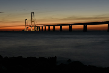 Fototapeta na wymiar Sunset behind Storebælt bridge