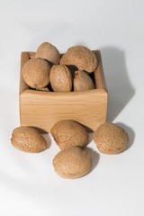 kabuklu badem organik besin enerji ve sağlık ahşap kase