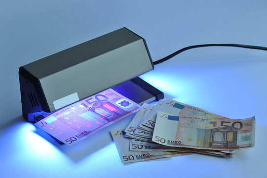 Geldscheinpr&uuml;fger&auml;t, Banknoten, Falschgeld, Euro, Geldscheine, F&auml;lschung, Echtheit,  Schwarzlicht, Geldf&auml;lschung, Sicherheitsf&auml;den, UV-Licht, Kriminalit&auml;t