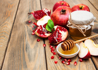Honey with pomegranate and apples