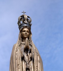 Fototapeta premium statue of our Lady with clasped hands and the precious Crown