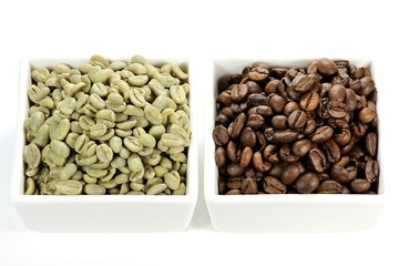 geröstete und ungeröstete Kaffeebohnen in weißen Keramikschalen isoliert auf weißem Hintergrund