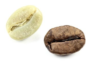 geröstete und ungeröstete Kaffeebohne isoliert auf weißem Hintergrund