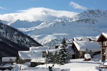 Fototapeta na wymiar Hameau du Fornet sous la neige en Savoie, France