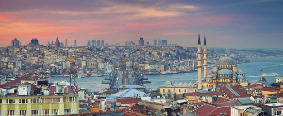 Panorama d& 39 Istanbul. Image panoramique d& 39 Istanbul avec la mosquée Yeni Cami et le pont de Galata au coucher du soleil.
