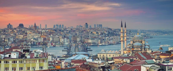 Poster Turkije Het panorama van Istanboel. Panoramisch beeld van Istanbul met de Yeni Cami-moskee en de Galata-brug tijdens zonsondergang.