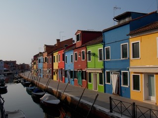 Fototapeta na wymiar painted houses on Burano and reflection on the water