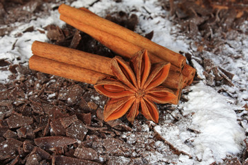 Anis étoilé et cannelle sur copeaux de chocolat et sucre glace